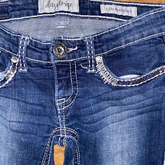 Buckle Daytrip Leo Bootcut Jeans Dark Wash - Picture 4 of 12